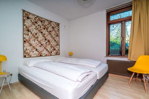 Schlafzimmer 2 mit Boxspringbetten und Waschbecken