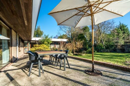 Die sonnige Terrasse mit Gartengruppe