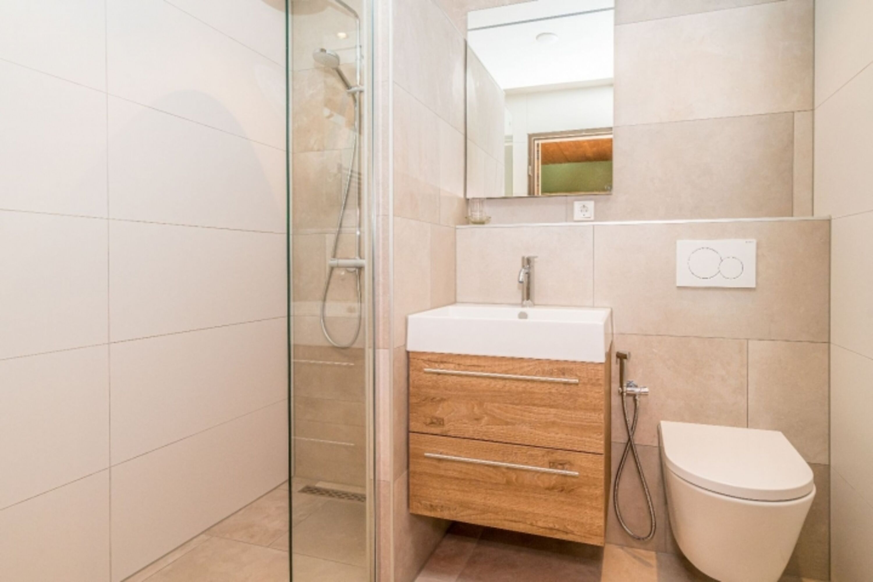 neues Badezimmer mit Dusche, Waschbecken und Toilette.