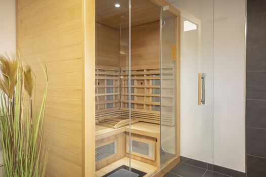 Große Infrarot-Kabine im Badezimmer