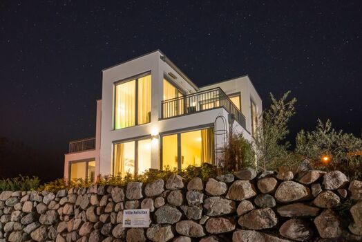 Hausansicht bei Nacht Villa Felicitas im Ostseebad Binz