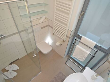 Bad mit Dusche/WC, Waschtisch