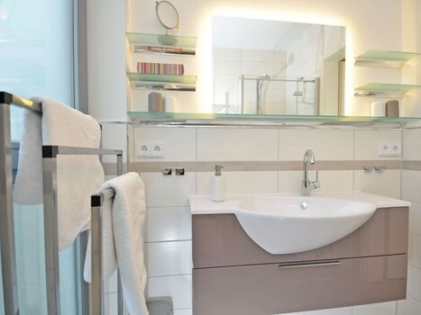 Bad mit Dusche/WC, Waschtisch