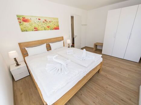 1. Schlafzimmer mit Doppelbett, TV, Kleiderschrank