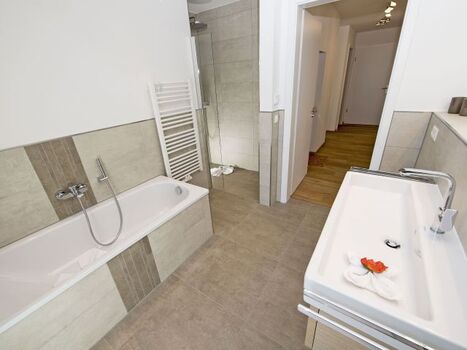 Bad mit Badewanne, Dusche, WC, Waschtisch