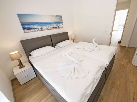 2. Schlafzimmer mit Doppelbett-auch als Einzelbetten stellbar, TV, Kleiderschrank