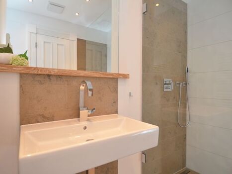 ensuite-Bad 2. Schlafzimmer mit Dusche, WC