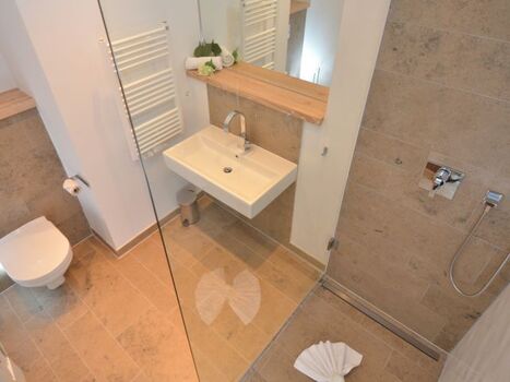 ensuite-Bad 2. Schlafzimmer mit Dusche, WC