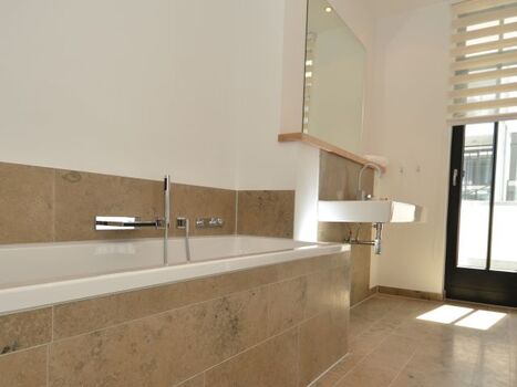 ensuite-Bad 1. Schlafzimmer mit Badewanne, Dusche, WC