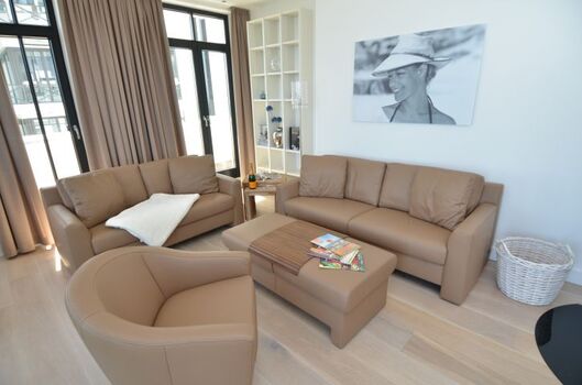 Sofa und Sessel im Wohnzimmer