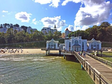 Seebrücke Sellin und dahinter Villa Philine