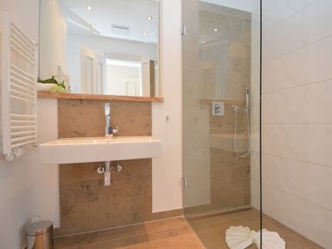 ensuite-Bad 2. Schlafzimmer mit Dusche, WC