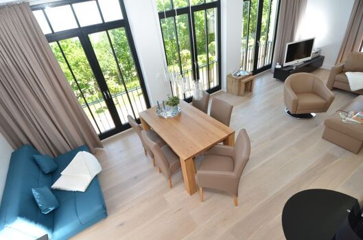 Schlafsofa und Essbereich