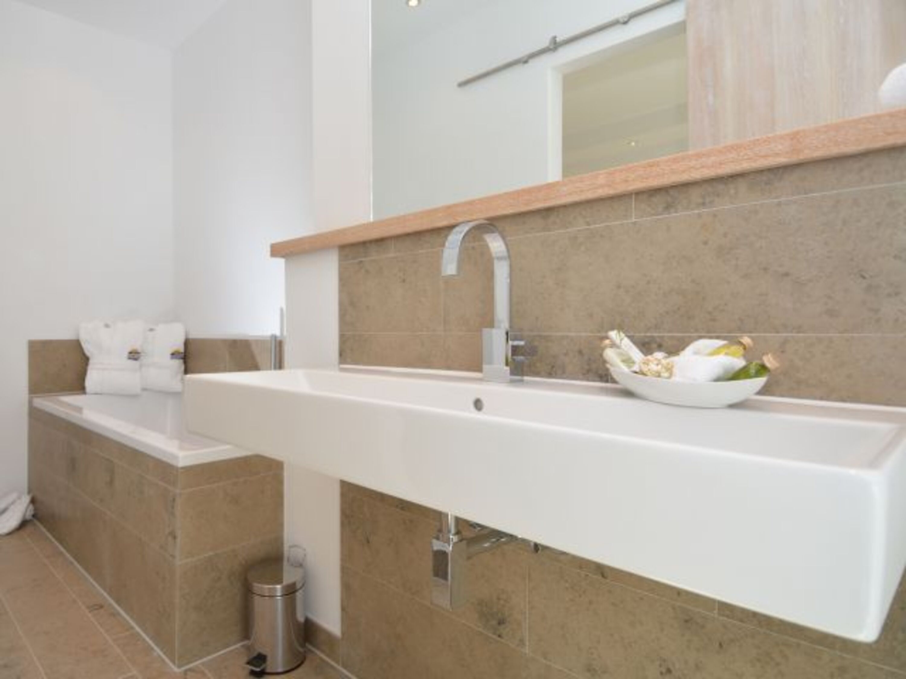 ensuite-Bad 1. Schlafzimmer mit Badewanne, Dusche, WC