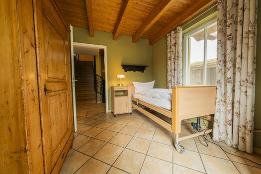 Reetdachhaus Kranich - Schlafzimmer im EG mit Pflegebett