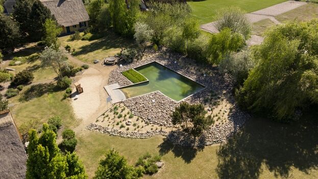 Reetdachhaus in Krienke - 4-Haus-Anlage mit Schwimmteich