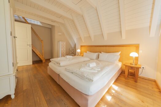 Schlafzimmer 1 mit Aufgang zum Spitzboden