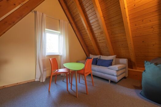 Spitzboden mit 1 Doppelbett und 1 Schlafcouch