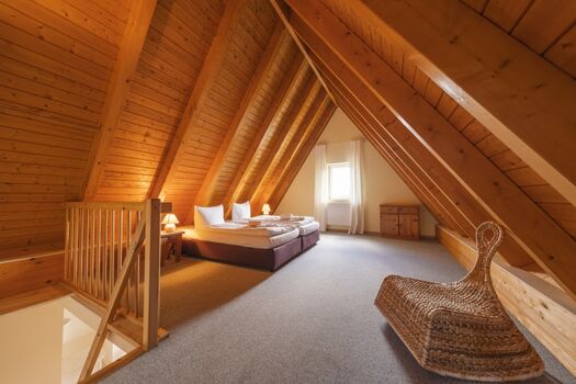 Spitzboden mit 1 Doppelbett und 1 Schlafcouch