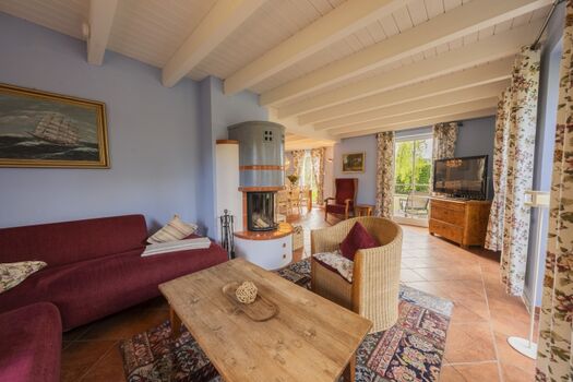 Gemütlicher Sitzbereich mit Kamin und TV-Flatscreen