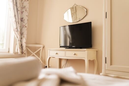 Schlafzimmer 1 mit TV