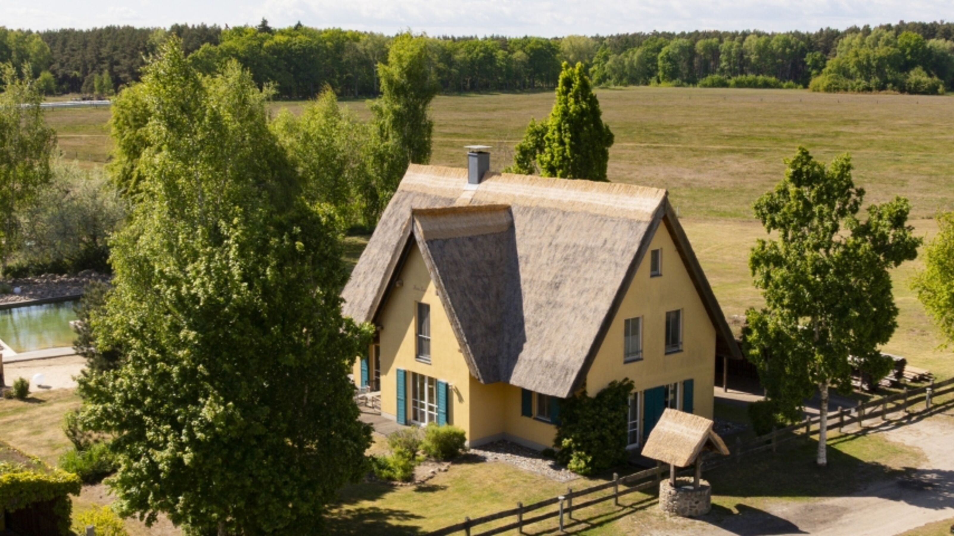 Reetdachhaus in Krienke - 4-Haus Anlage mit Schwimmteich