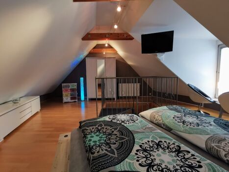 mit Kleiderschrank und Flat-TV...