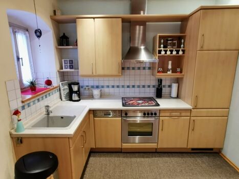 Die Küche mit Spülmaschine und Backofen....