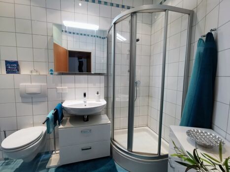 Badezimmer mit Dusche, Handtüchern...