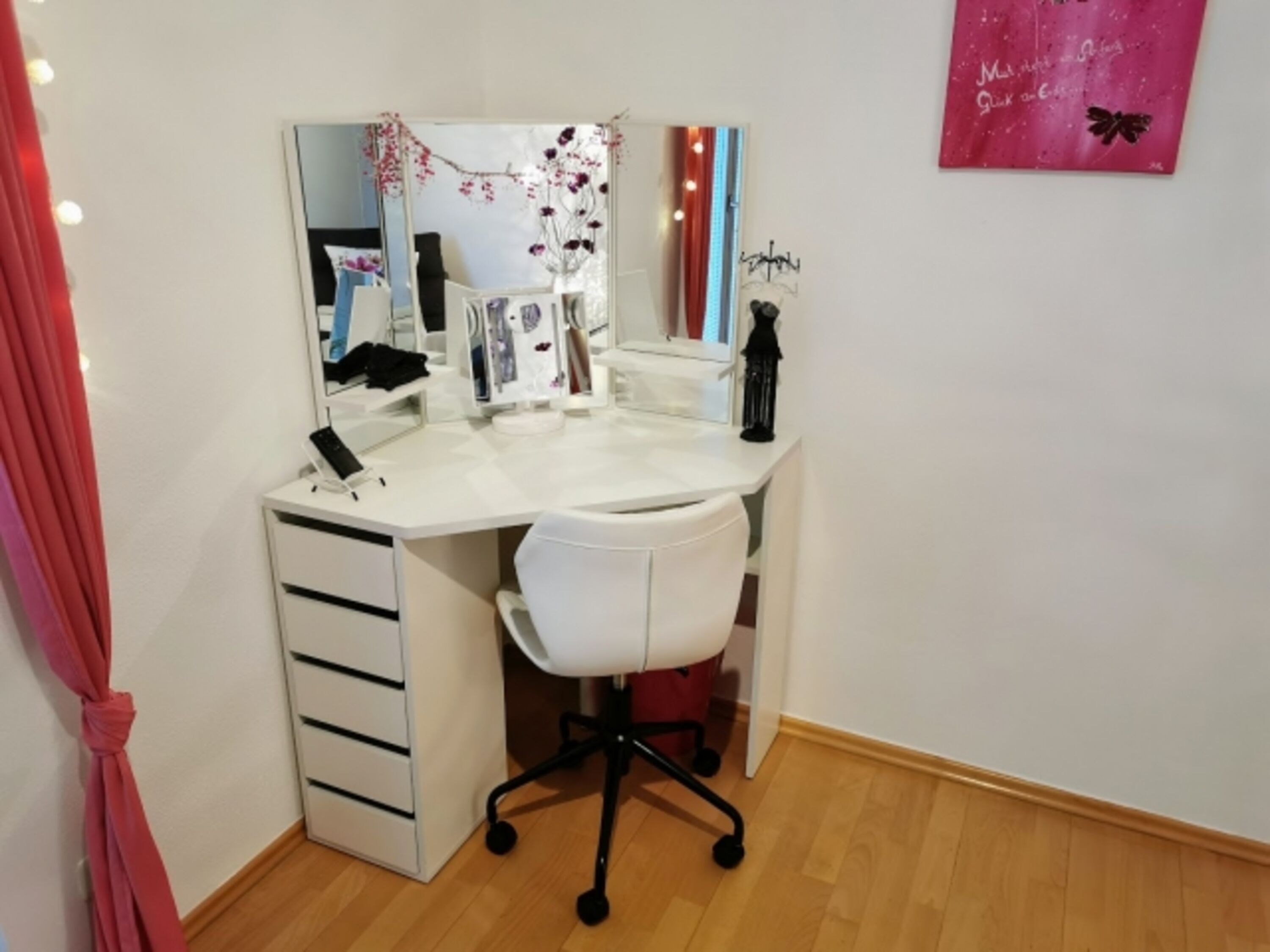 Schminktisch oder Bürotisch im kleinen Zimmer...