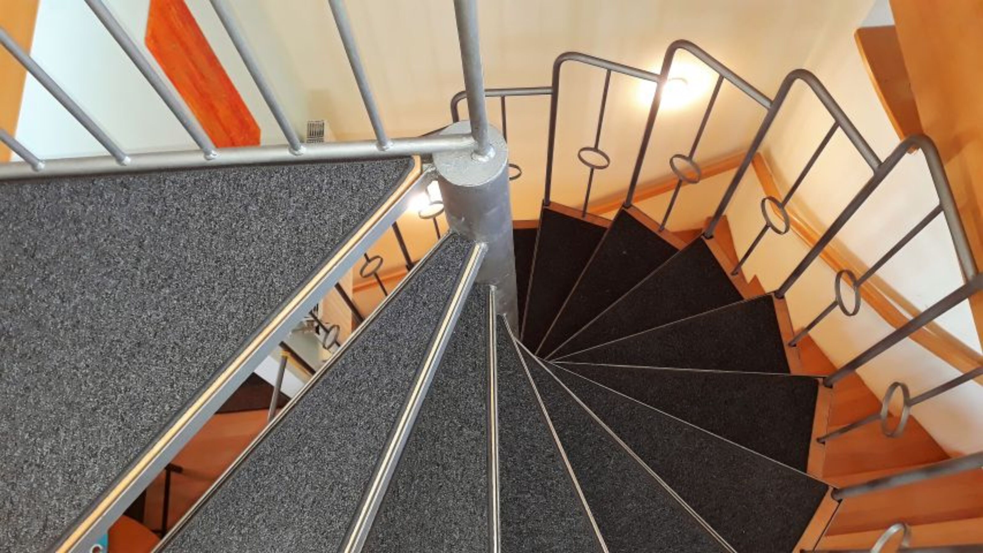 Über die Wendeltreppe geht es hoch ins Schlafzimmer...