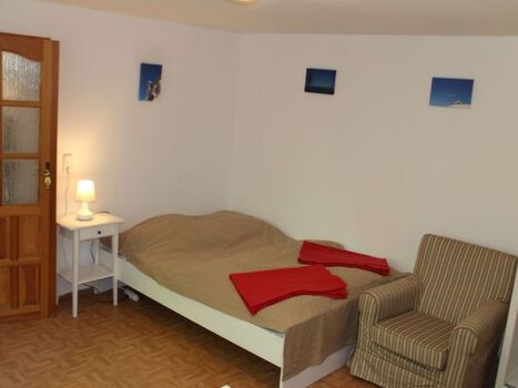 Doppelbett im Wohn-Schlafzimmer