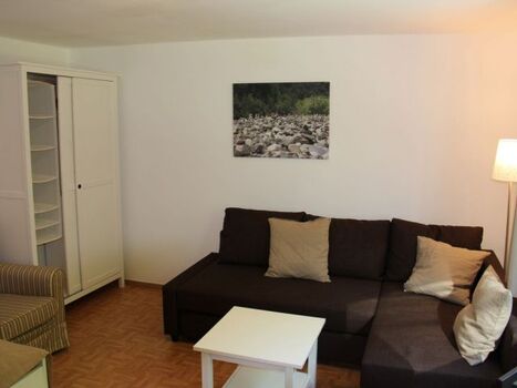 Wohn-Schlafzimmer mit Couchecke