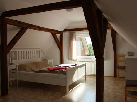 Obergeschoss offenes Schlafzimmer mit Doppelbett