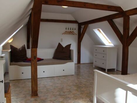 Zimmer im Obergeschoss mit Blick auf das Ausziehbett