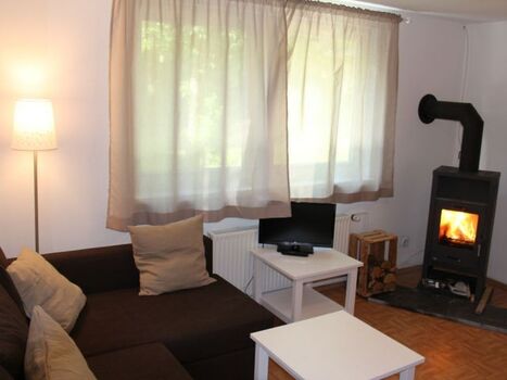 Wohn-Schlafzimmer mit Kaminofen und Sitzecke