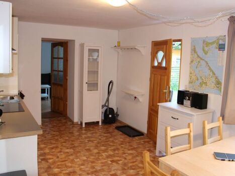 Wohn-Esszimmer mit Blick auf die Haustür zur überdachten Terrasse