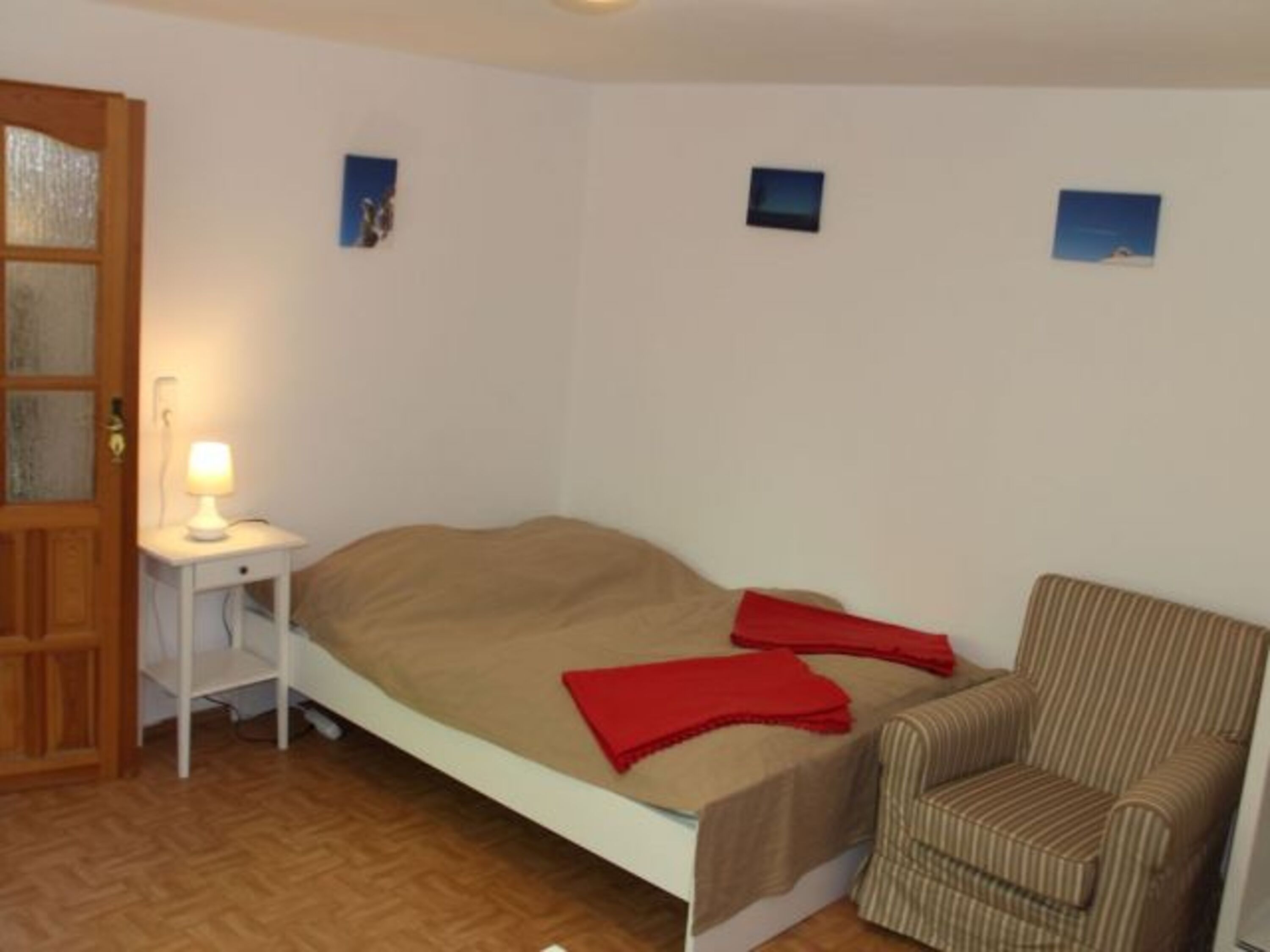 Doppelbett im Wohn-Schlafzimmer
