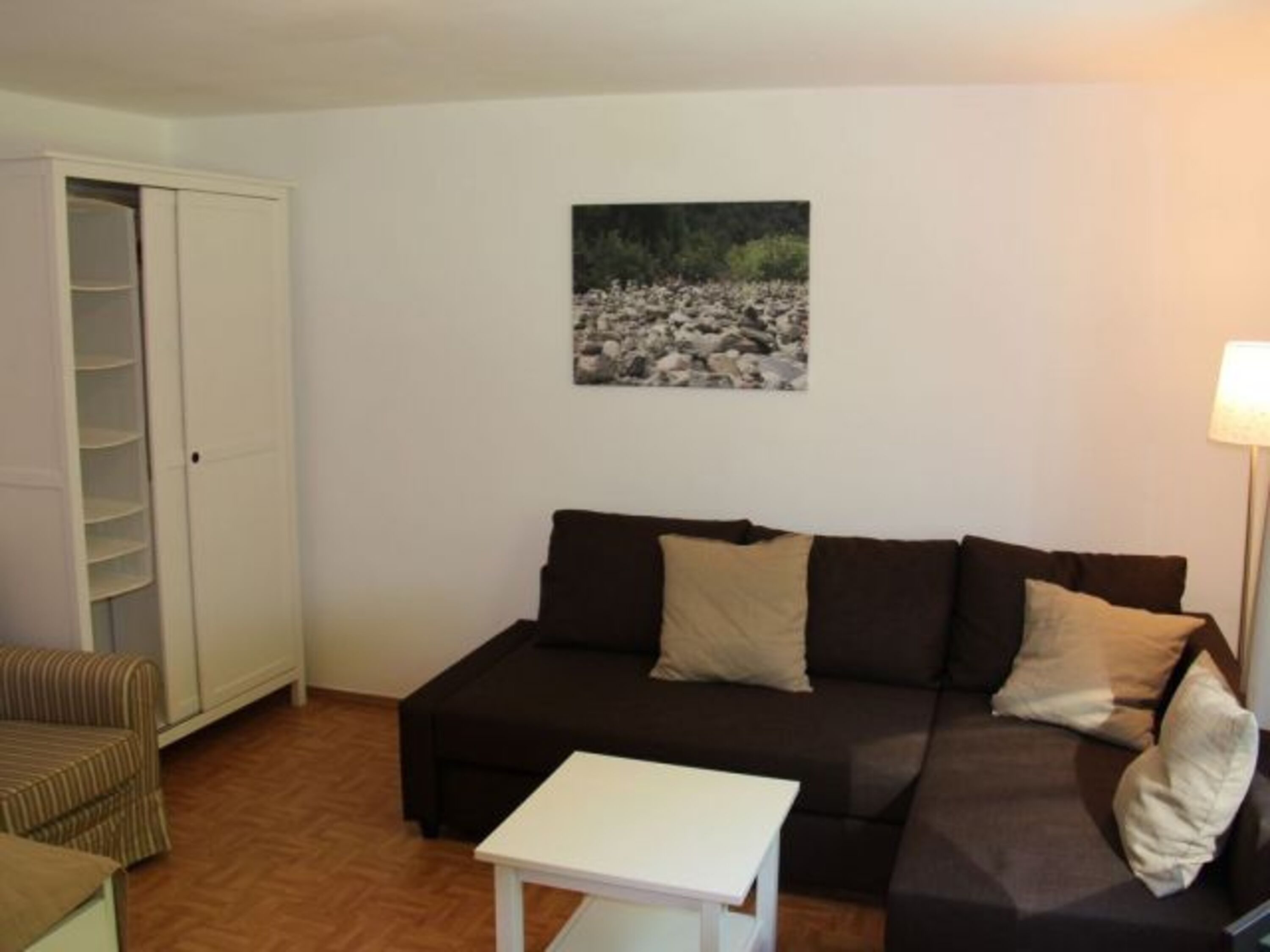 Wohn-Schlafzimmer mit Couchecke