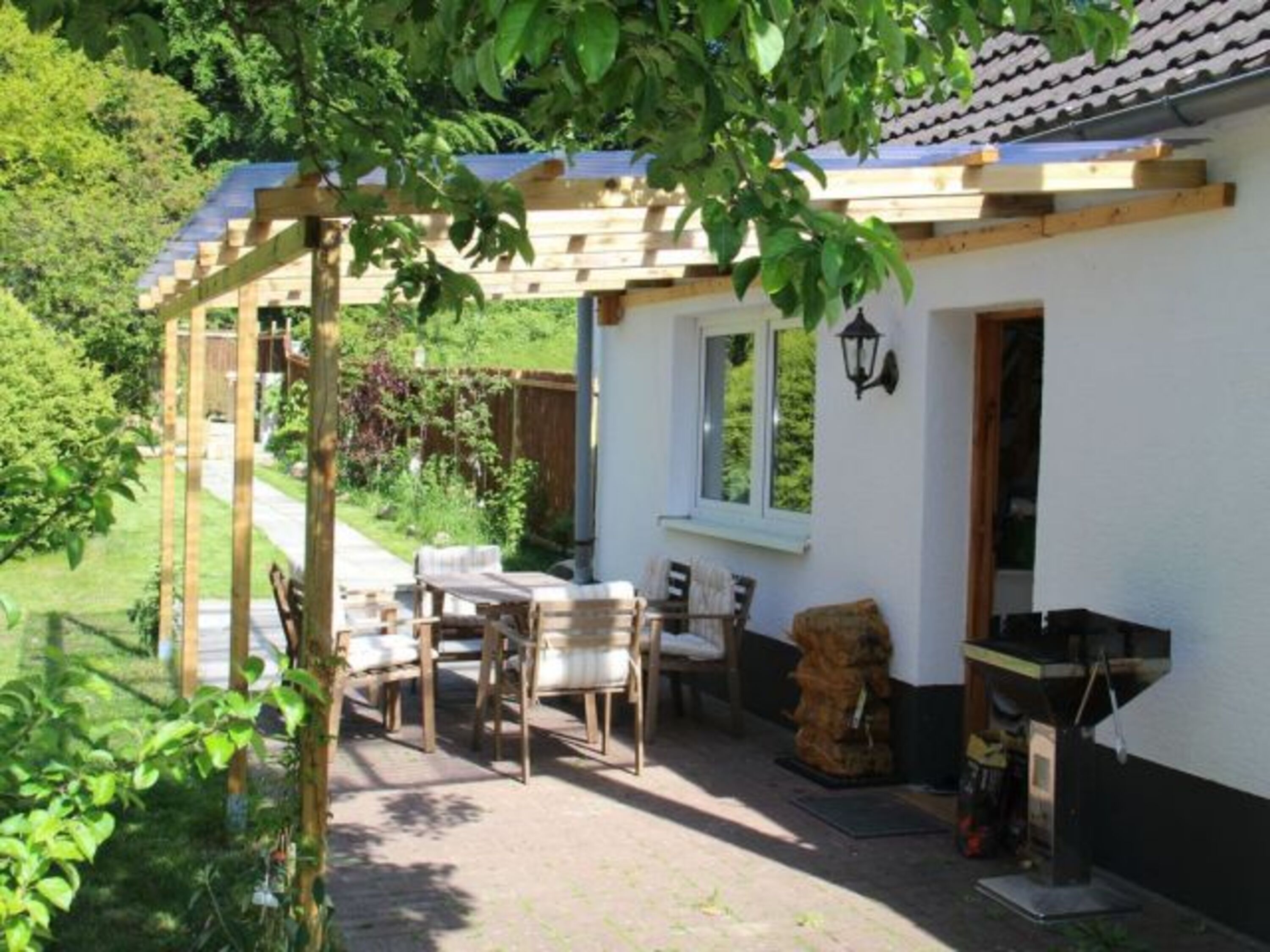 überdachte Terrasse mit Hauseingang