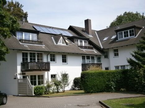 Die Wohnung ist im DG -links