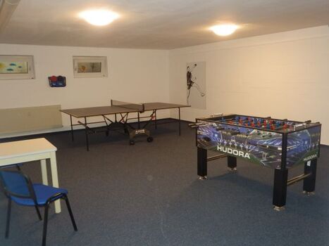 zweites Spielzimmer mit Kicker und TT-Platte