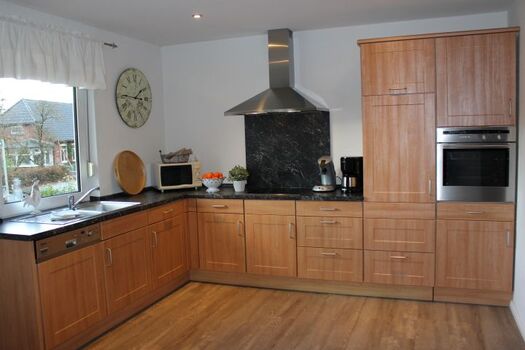 Küchenzeile mit Kühlschrank, Geschirrspüler, Herd und vieles mehr