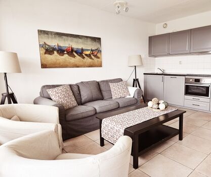 Wohnbereich mit Blick auf Küchenzeile