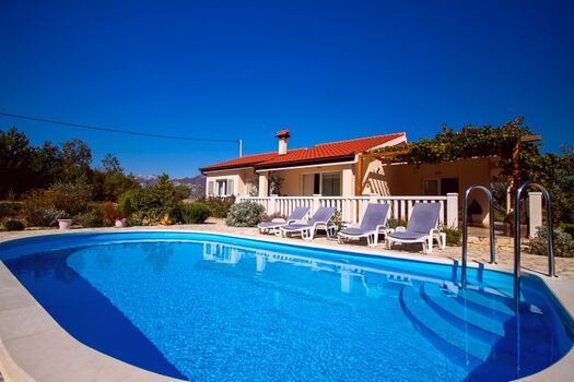 Moderne Villa im Erdgeschoss mit privatem Pool 