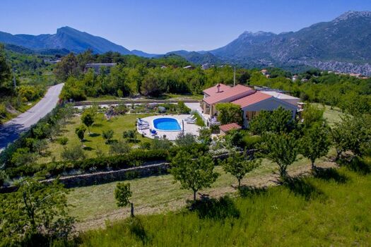 Der Besitzer ist ein leidenschaftlicher Gärtner, so dass der Aussenbereich mit Blumen umgeben ist