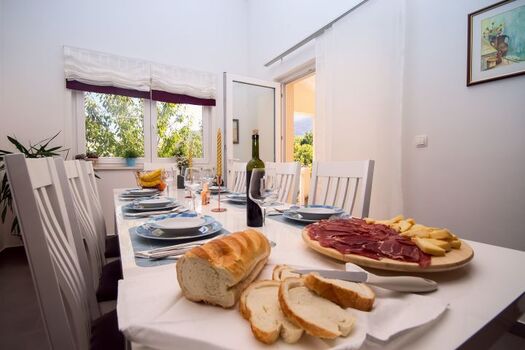 Geräumiger Essbereich mit direktem Ausgang zum Essbereich im Freien