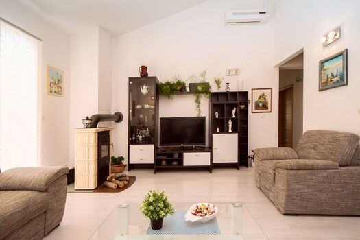 Gemütliches Wohnzimmer mit TV, PS4, Klimaanlage, Ausgang zum Poolbereich