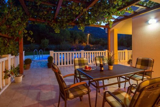 Essbereich im Freien neben dem Pool