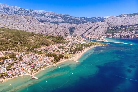 Stadt Omiš mit atemberaubender Landschaft, riesigem Sandstrand und Fluss Cetina